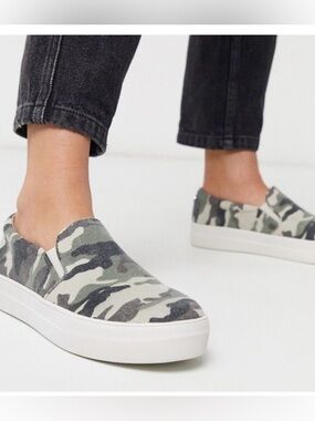 Steve Madden camo Slip-On Canvas Sneakers - Casual Comfort  size 7 camouflage